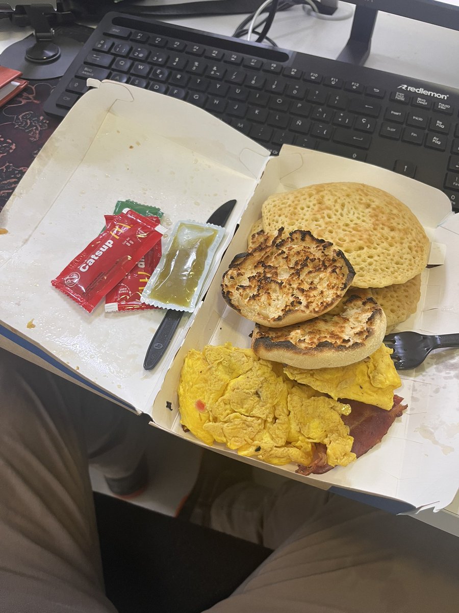 Sebasti_lol's tweet photo. Al pedir por la aplicación oficial de @McDonaldsMexico me llegó esta basura.
El café se regó, se rompió la bolsa, se cayeron las papás Hash, no me mandaron ni mantequilla ni maple, el pan está quemado, se mojaron los hotcakes y el huevo con café.
Que porquería.

@McDonalds https://t.co/CZsrs5aD08
