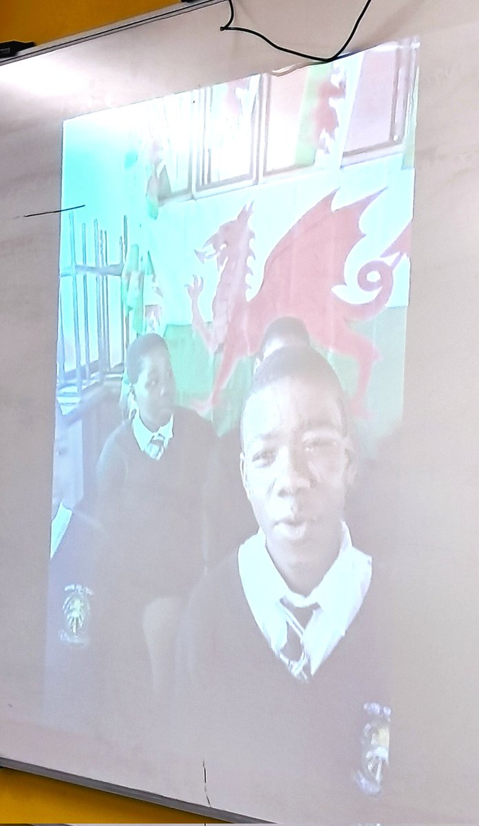 Year 8 Spanish classes <a href="/glanymorschool/">glanymorschool</a> live this morning with Moyeni High School students in Lesotho. They discussed what their daily routine is like on a normal school day in Lesotho and Wales. It was great to meet again! Thank you <a href="/DolenCymru/">Dolen Cymru Lesotho</a>  🏴󠁧󠁢󠁷󠁬󠁳󠁿😀🇱🇸