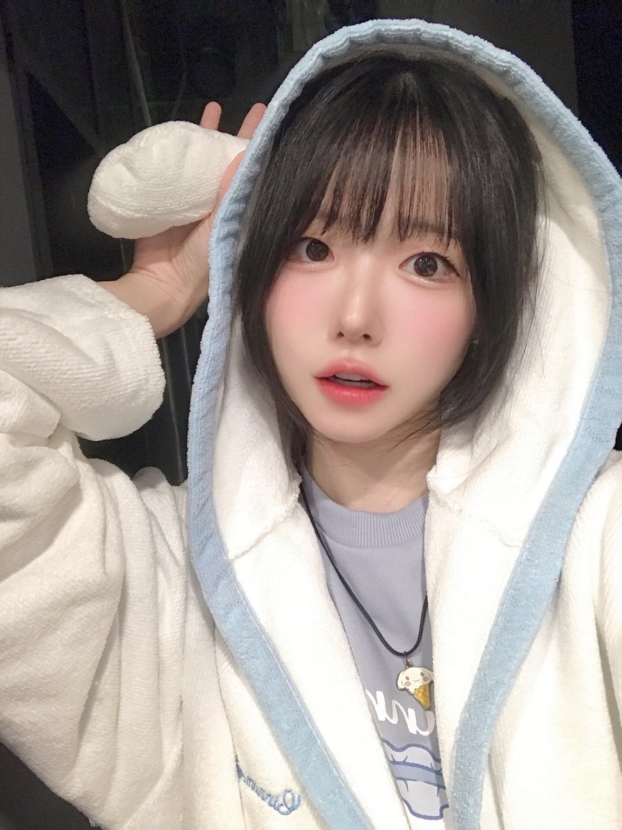 Mewro_NAB2's tweet photo. 25.02.20 dotchisuki live vol.16 : 파자마와 외출복

파자마!!! 컨셉의 나비였던 오늘~~
선물받았던 시나모롤들로 풀창작을 해보았어요!(머리부터 양말까지~~) 기엽딩?!

마지막이라 아쉽지만~ 지금까지 묘비랜드 덕분에 더 다양하게 공연해왔던 것 같아요!!! >w< 
엄청 즐거웠어~ 모두에게도 좋은 기억이었길 바라!!

Next Live = 2/22