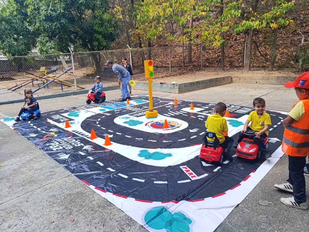SeguridadvialLU's tweet photo. Funcionarios del #INTT La Urbina visitaron el colegio Cynthia Rosenberg para promover la importancia de la educación vial en niños y niñas de primer nivel de esta institución educativa. https://t.co/739zRNWrgh