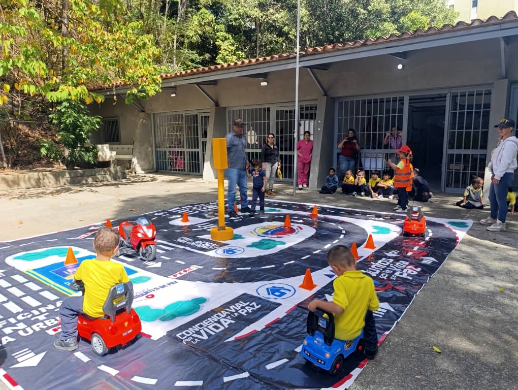 SeguridadvialLU's tweet photo. Funcionarios del #INTT La Urbina visitaron el colegio Cynthia Rosenberg para promover la importancia de la educación vial en niños y niñas de primer nivel de esta institución educativa. https://t.co/739zRNWrgh