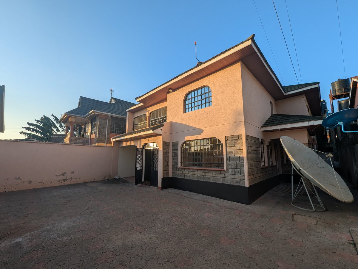 Reigman_ltd's tweet photo. MEMBLEY 5 BEDROOM TO LET!!!🤩

📌5 minute drive from Super Highway
📌4 Bedroom’s En-suite
📌Modern Interior 
📌Gypsum Ceiling 
📌Family room
📌Spacious compound (40*80)
📌Safe neighborhood (Gated community)

Monthly rent: Kshs.82,000

Call 0708534041/ 0728150833 for viewing https://t.co/bL9KLGDJgn