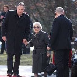 KostaKonstan's tweet image. Vjera Andrijić (101), poslednja živa partizanka sa Neretve i Sutjeske, bila je pozvana kao gošća na inauguraciju hrvatskog predsednika Zorana Milanovića. Borac 1. čete 1. bataljona Prve dalmatinske proleterake udarne brigade. A u Srbiji se na predsedničku inauguraciju zovu…