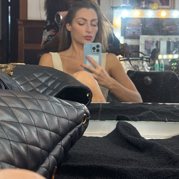 ela brilhando de tão linda mds te amo Sofia Starling