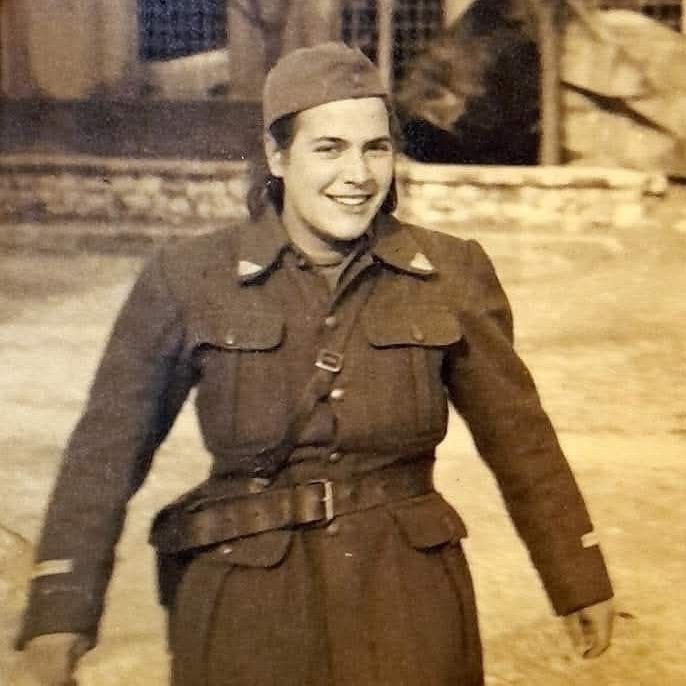 KostaKonstan's tweet image. Vjera Andrijić (101), poslednja živa partizanka sa Neretve i Sutjeske, bila je pozvana kao gošća na inauguraciju hrvatskog predsednika Zorana Milanovića. Borac 1. čete 1. bataljona Prve dalmatinske proleterake udarne brigade. A u Srbiji se na predsedničku inauguraciju zovu…