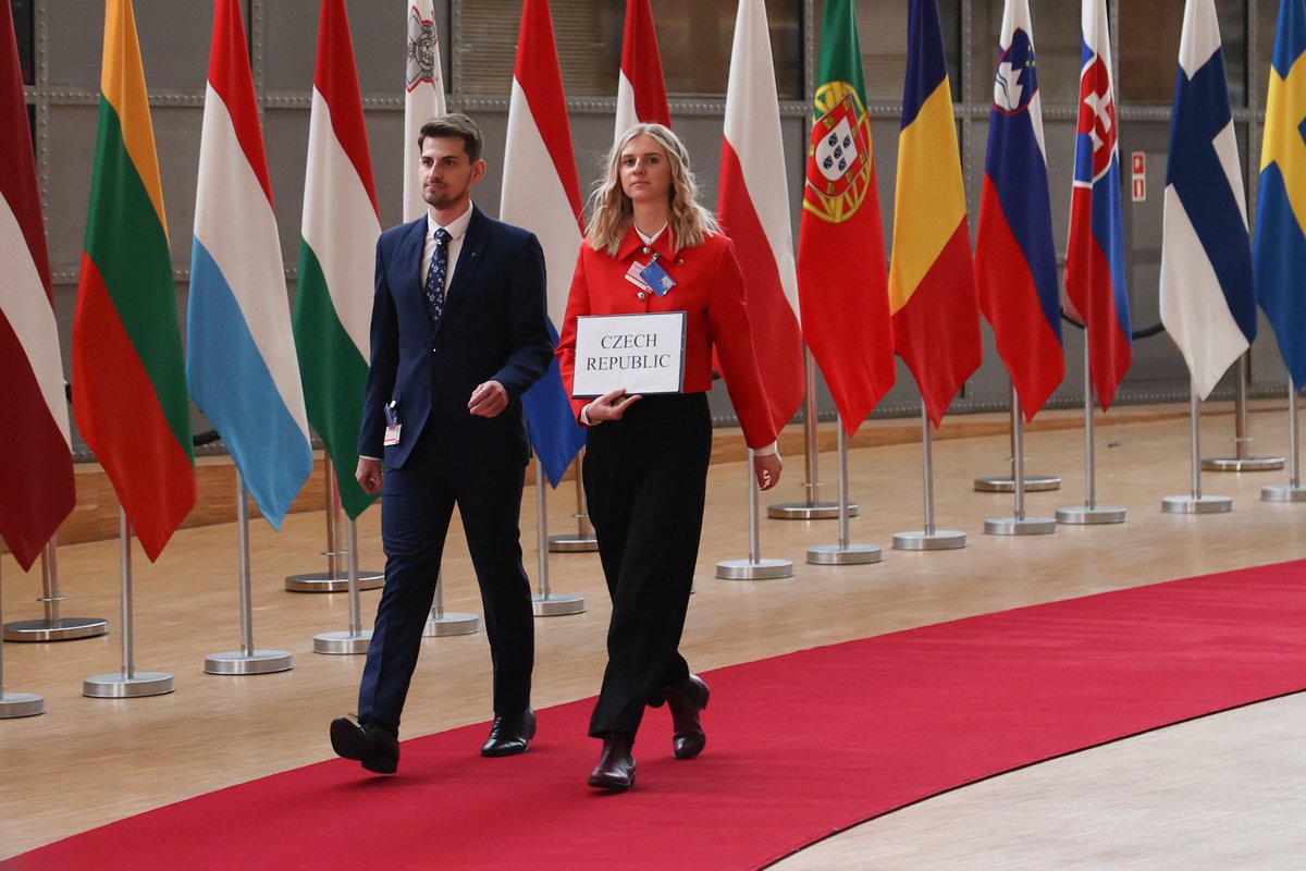 EUCouncil's tweet photo. We welcomed students from all over Europe to the Council to take part in #ConSIMium, a Council simulation experience.

This year’s topics:
✅EU defence
✅ critical raw materials

What does it feel like to negotiate new EU rules? 👇

https://t.co/DnEAxMNQmE https://t.co/vVLFVIlpHK