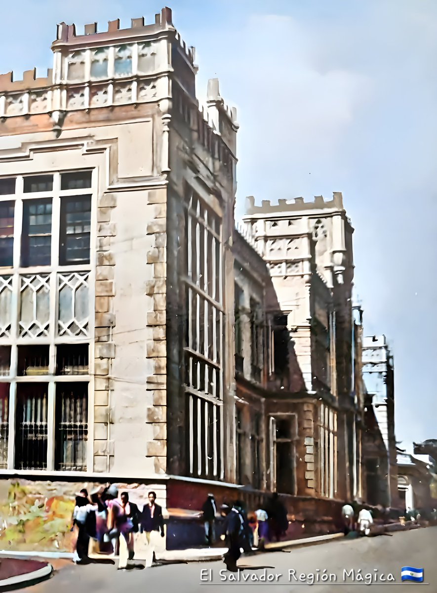 Edgard0Delgad0's tweet image. ¡📸✨ Mira esta increíble foto restaurada y coloreada de &quot;El Castillo&quot;, el cuartel general y administrativo de la @PNCSV desde los años 40! Un verdadero tesoro de la arquitectura histórica. 🏰❤️

#ArquitecturaHistórica #ElSalvador #HistoricalArchitecture #ElSalvador #VintageVibes