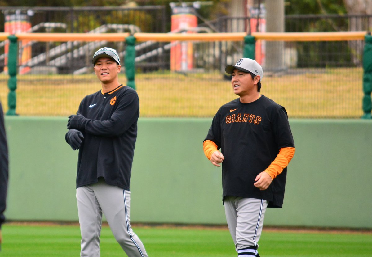 mikodesuga's tweet photo. 2025.2.20 巨人軍那覇キャンプ

坂本勇人選手と長野久義選手
サカチョー尊い🩷
 #坂本勇人 #長野久義 #ジャイアンツ https://t.co/nTkeHzSVCU