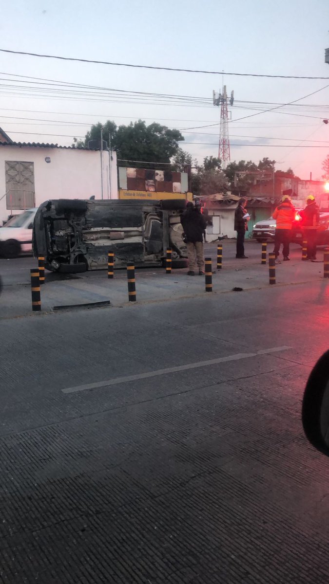 AlcanceDiario's tweet image. #ReporteVial 🚓
Se registra accidente sobre el Bulevar #EstebanDeAntuñano, en sentido de #LaMaría hacia Las Ánimas, en la ciudad de #Puebla. Hay un auto volcado y las unidades de emergencia atienden a un solo lesionado. 🚑