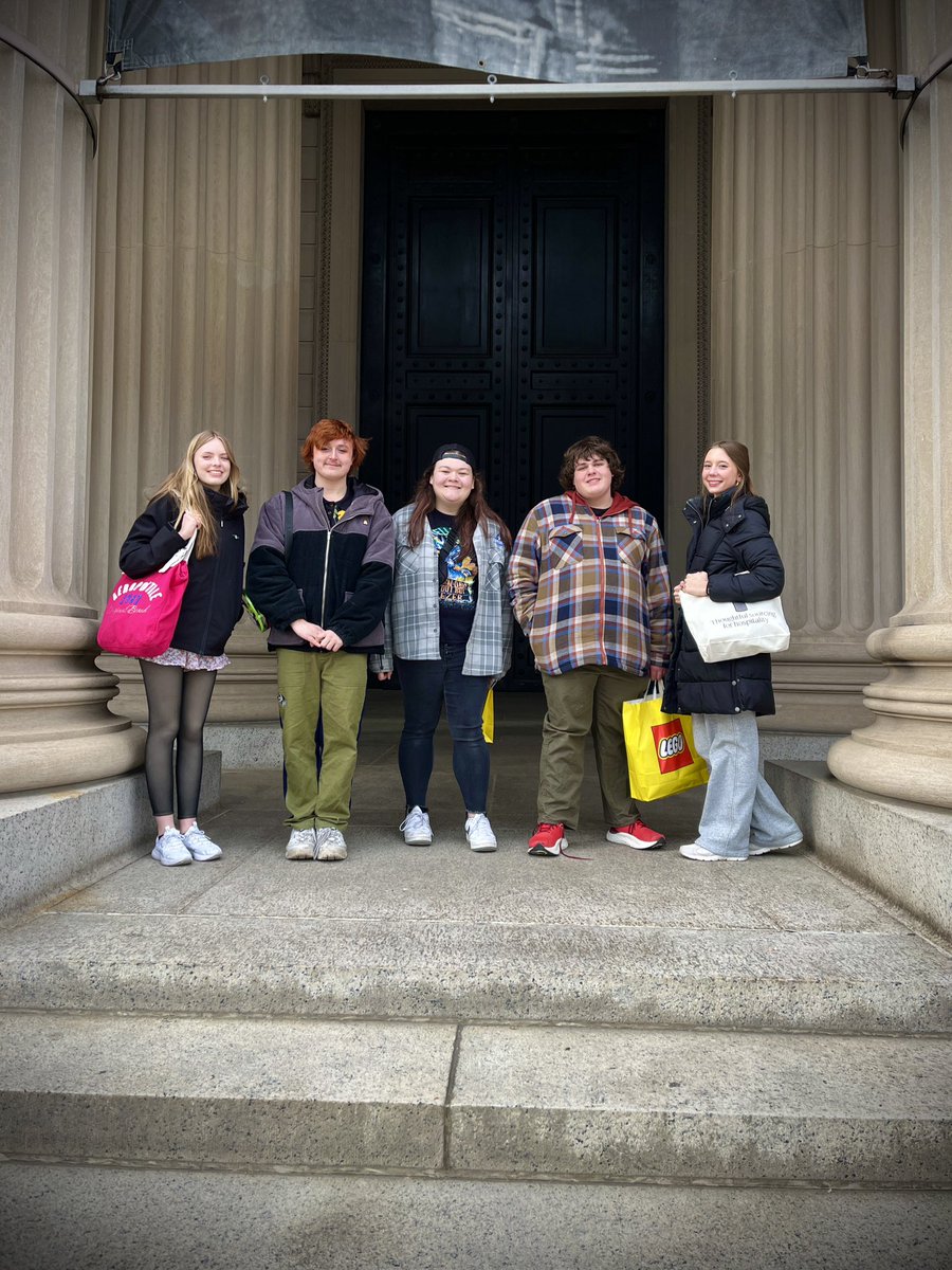 oconbrooks's tweet photo. So proud of these #OconJSA students! Touring D.C. and honing their skills in civil discourse! #oconpride @OconHS https://t.co/Znnl4B1eBM