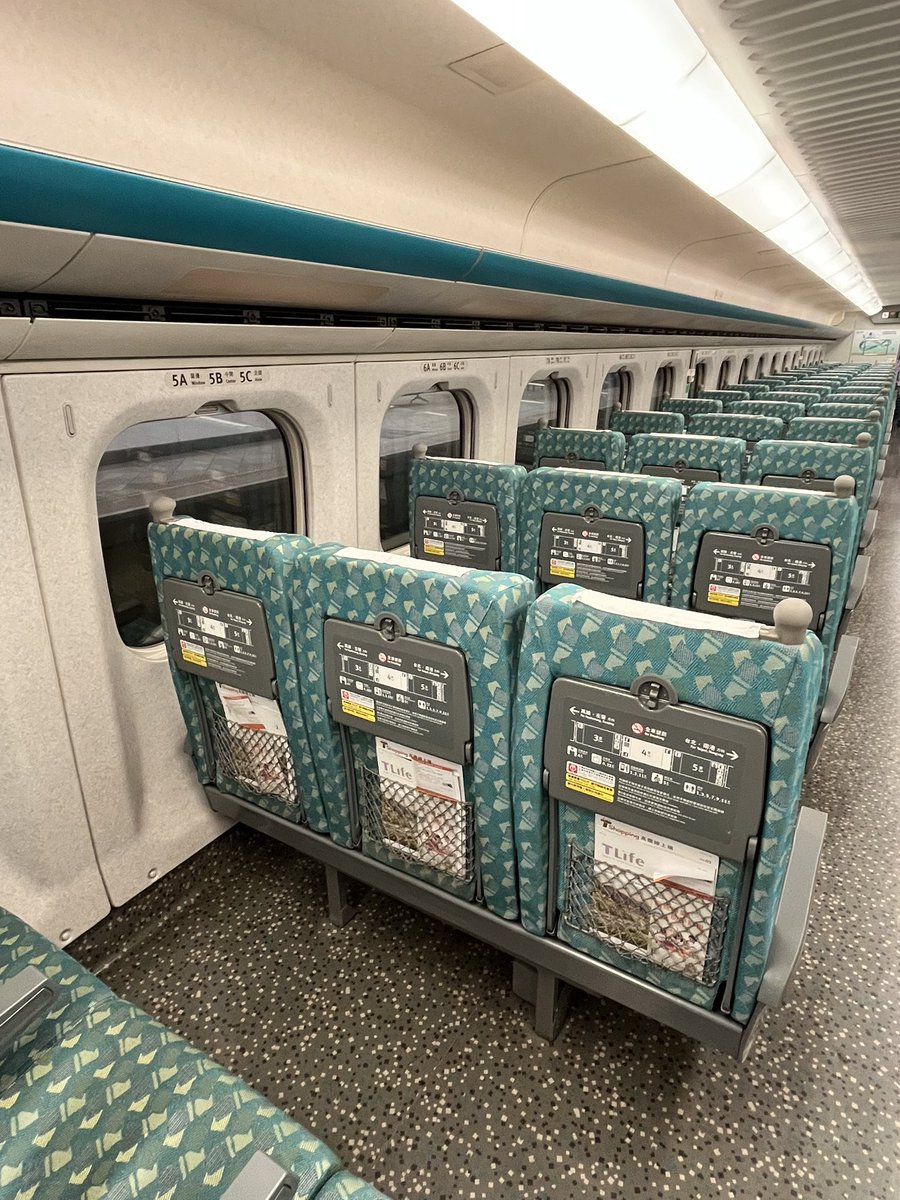 1492apples's tweet photo. 終電の台湾新幹線車内。
なぜか検札とパスポートチェックを受けた。 https://t.co/kAwZUy2f72