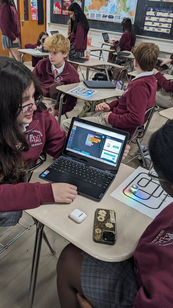TechSavvySci's tweet image. Many may think that @Ozobot are for younger kids, but it's great way to introduce coding to 8th and 9th graders. #introtocode #LearnToCode