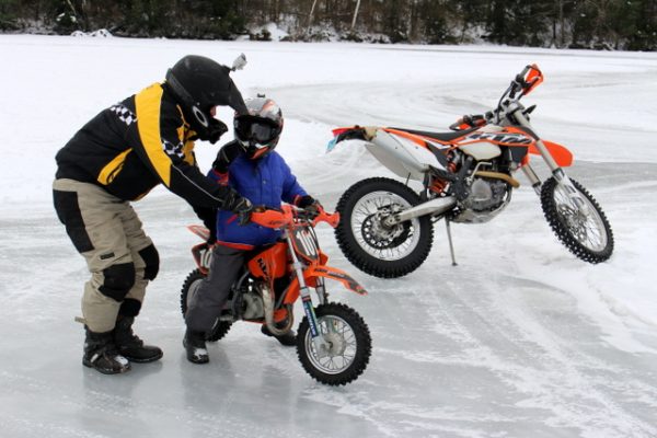 MimiandMoto's tweet photo. Inspiration for today's post comes from being in the middle of winter break from school.  Stay warm and enjoy the #snow!  Photo: https://t.co/YUrZeM46TG 

#ice #iceriding #motorcycle #motorcyclelife #motorcyclephotography #twowheelsonelove #twowheels #ktm #ktmracing #ktmlover https://t.co/Q17fDJZwrz