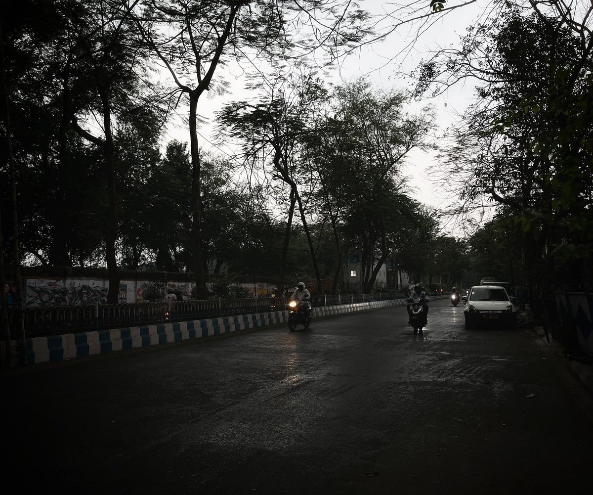 dibya220588's tweet photo. The first rain of the year and 12 PM seemed like 6 PM. #Kolkata needed the rain to enjoy a bit more of some soothing weather.

Golf Green | #FoodieD

#rain #kolkatacity #Trump #Budget2025  #INDvBAN https://t.co/4xDrpQpncD