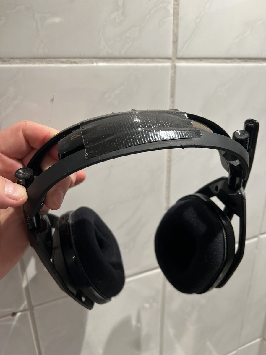 Rysstad's tweet photo. Only way to keep a box fresh @ASTROGaming headset together is by using @gorillatapened And yeah. You also get crackling noise, some lag output and sometimes no sound. All this for around 290$ @Logitech 
Ps: if you wanna keep it together an additional upgrade can be made by 💰 https://t.co/xcYldCrP7D