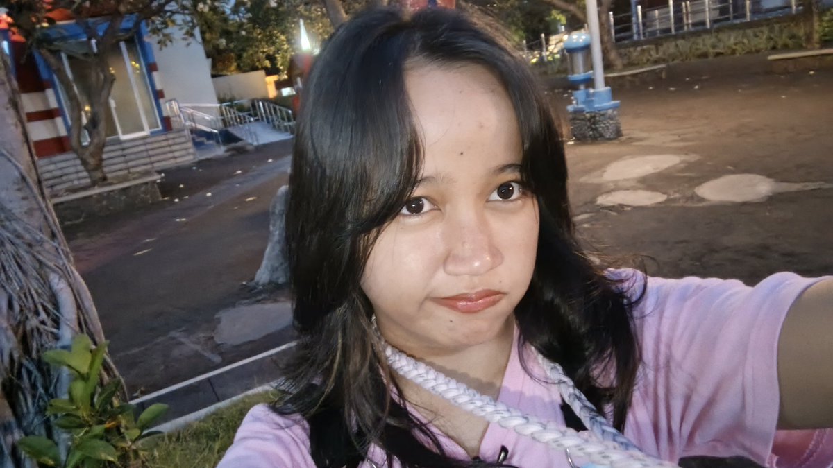 Apakah di sekolah baru nanti ada siswa yang jadi pacarmu? Sebenarnya ku suka padamu tapi sudah terlambat~💮