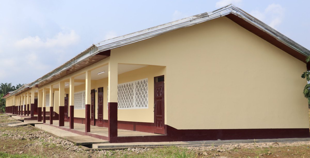 PNUDCameroun's tweet image. The UNDP 🇨🇲 #RecoveryProgramme, through #PPRD-NW/SW and with support from @IsDB_Group has rebuilt GHS Idenau, #SWRegion, damaged as a result of the ongoing crisis in the #NW/SWRegions. Today, the school enjoys:
✅ Reconstructed & equipped classrooms
✅ Renovated administrative…