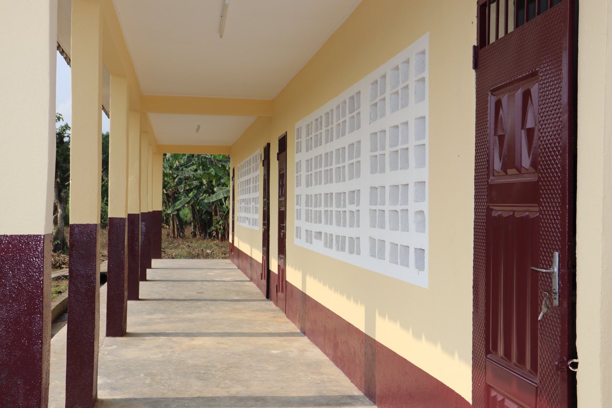PNUDCameroun's tweet image. The UNDP 🇨🇲 #RecoveryProgramme, through #PPRD-NW/SW and with support from @IsDB_Group has rebuilt GHS Idenau, #SWRegion, damaged as a result of the ongoing crisis in the #NW/SWRegions. Today, the school enjoys:
✅ Reconstructed & equipped classrooms
✅ Renovated administrative…