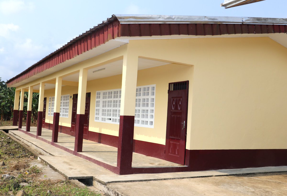 PNUDCameroun's tweet image. The UNDP 🇨🇲 #RecoveryProgramme, through #PPRD-NW/SW and with support from @IsDB_Group has rebuilt GHS Idenau, #SWRegion, damaged as a result of the ongoing crisis in the #NW/SWRegions. Today, the school enjoys:
✅ Reconstructed & equipped classrooms
✅ Renovated administrative…