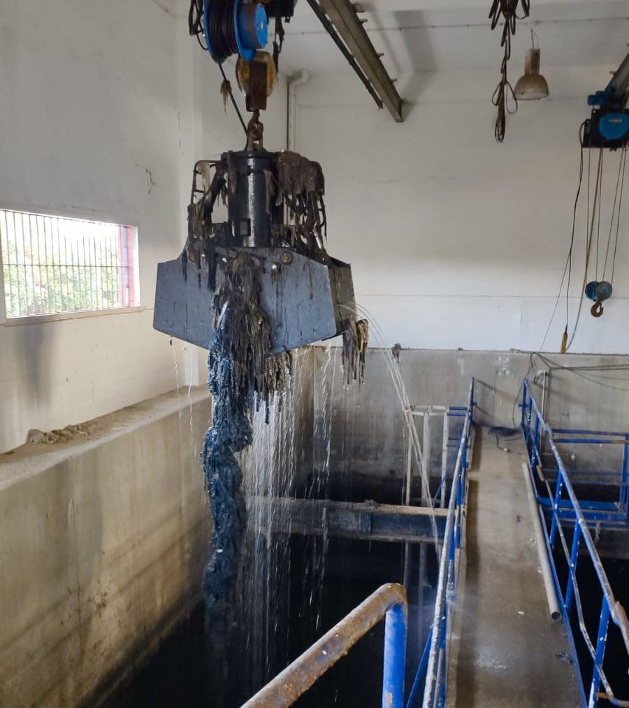 La cuchara bivalva 👇🏻 de nuestra estación de bombeo de cabecera, extrayendo los sólidos más gruesos y evacuándolos a un contenedor de residuos. Seguro que adivináis cual sigue siendo el residuo sólido estrella ⭐️ que saca diariamente, ¿verdad?