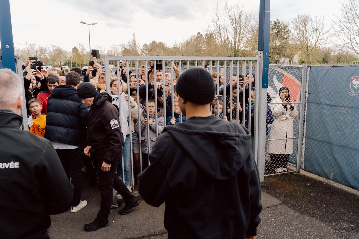 SMCaen's tweet photo. Un invité surprise aujourd'hui à d'Ornano 🔴🔵

@KMbappe 👋

#SMCaen #TeamSMC https://t.co/O3ZhdlefJB