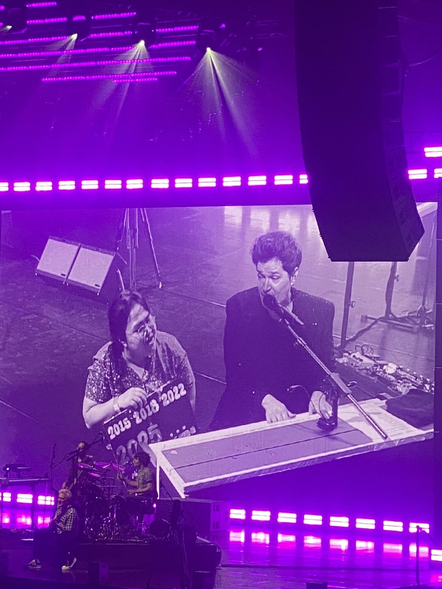 nonameneededna's tweet image. แกกกก ชั้นยินดีกับคุณแฟนคลับคนนี้มาก ที่่ได้ขึ้นเวทีร้องเพลงกับศิลปินคนโปรด ยินดีด้วยนะคะ ❤️

 #SatellitesWorldTourBangkok
#TheScriptSatellitesWorldTour
#TheScript