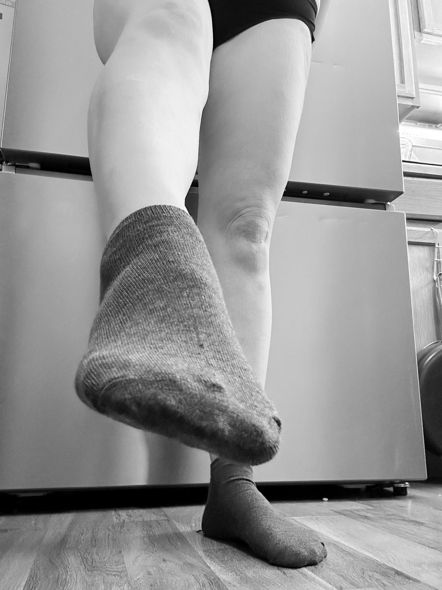 SativaJane30's tweet photo. Right where you belong—at my feet. Now, show your devotion the only way that matters. 💸👣 #PayToWorship #Goddess #footfetısh https://t.co/DzTeyqZDWB
