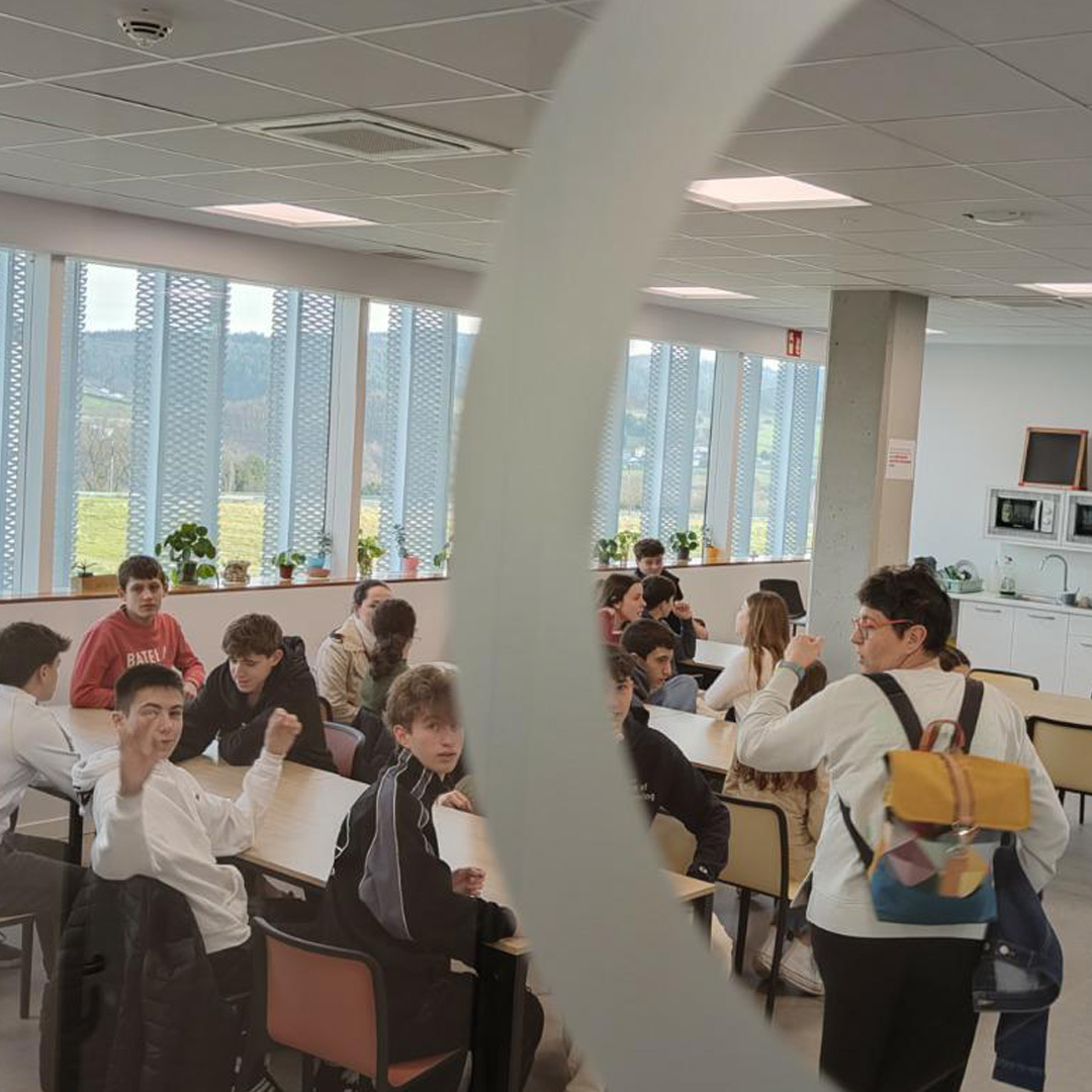 Gaur Durangoko San Antonio Ikastetxeko DBHko 4. mailako ikasleak hartu ditugu, <a href="/AchucarroGlia/">Ʌʗʜʋʗɑɼɼʘ</a>-rekin batera. Bi #BERC zentro jakin-mina eta bokazio zientifikoak sustatuz, neurozientziak eta material berrien zientzia bezalako eremu ezberdinetan. Eskerrik asko etortzeagatik!