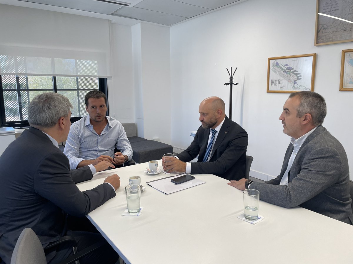 La hidrovía Paraná - Paraguay es un tema prioritario y estratégico para nuestra provincia, y no tenemos dudas que va a ser clave para desarrollo comercial que necesitan las Regiones Centro y Litoral, y toda la Argentina.

Reunidos con Iñaki Arreseygor, le planteamos la necesidad