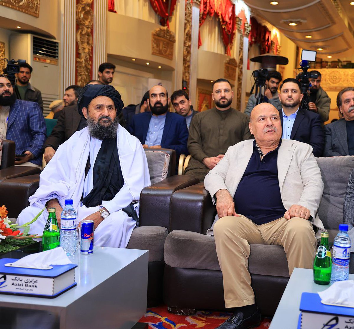 MAziziOfficial's tweet photo. خوشحاله یم چې نن سهار مې د ګران هیواد پلازمینې ��ابل ته د یوې ورځې سفر وکړ. د خپل پلرني وطن د لیدو تر څنګ، د دې سفر موخه د عزیزی بنسټ له خوا د خیریه مرستو او همداراز د عزیزی ګروپ له خوا د انرژۍ د تولید سکتور ته د پانګوني اعلان وه.

د خیریه مرستو په برخه کې، عزیزی بنسټ په کابل کې یو لوی طبي ښارګوټی جوړوي، چې لاندې برخې به ولري:
•د سرطان د درملنی یو ۴۰۰ بستریز مجهز روغتون
•یو ۲۰۰ بستریز مجهز زیږنتون 
•یوه یتیم خانه چې د ۱۰،۰۰۰ ماشومانو د ساتنې ظرفیت ولري، چې استوګنځي، ښوونځی او روغتیايي مرکز پکې شامل دي
•طبي پوهنتون
•د نرسنګ (قابله ګي) ښوونځی
•د محصلینو لپاره لیلیه 
•د ډاکترانو او استادانو لپاره د استوګنې کمپلیکس

د ۵۰۰ میلیونو ډالرو په مجموعی لګښت،‌ دا طبي ښارګوټی به د کابل په اتمې ناحیې کی په ۳۵۰ جریبه ځمکه کی جوړ شي او زما د مرحومی لور په ویاړ به د "فرشته عزیزی طبي ښارګوټی" په نوم ونومول شی. د یاودنی وړ ده چی د فرشته عزیزی طبي ښارګوټی به یو غیر انتفاعي بنسټ وي او یوازینی هدف به یې وطنوالو ته وړیا پرمختللې طبي، تعلیمي، او تدریسي خدمات وړاندې کول وي، په ځانګړي ډول هغو کسانو ته چې بې وزله دي.

همداراز، د افغانستان د خلکو سره د پخواني ژمنې پر اساس، نن زه افتخار لرم چې د عزیزی ګروپ له لوري د ۱۰ میلیاردو ډالرو په مجموعی ارزښت د پانګه اچونی یوه ۵ کلنه برنامه اعلان کړم، چې اساسي تمرکز به یې د انرژۍ د تولید سکتور وي.

د دې پلان لومړني پروژه به، چې د کابل ښار لپاره د ۲۰۰ میګاواټه لمریزې برېښنا د تولید پلان دی، سبا پیل شي او تمه ده چې په ۸ میاشتو کې بشپړ شي.  زموږ ژمنه دا ده، چې د دې ۵ کلنې پانګیزې برنامې په پای کې به موږ وکولی شو په ټول افغانستان کې لسګونه د بریښنا د تولید مرکزونه چی مجموعی ظرفیت یی ۱۰،۰۰۰ میګاواټو ته رسیږی، جوړ کړو.

زه د افغانستان د اسلامي امارت د مقاماتو د میلمه پالنی او د ګرانو هیوادوالو د تود هرکلی څخه مننه کوم. هیله لرم چې زموږ دا هڅې – چې خیریه مرستې او اقتصادي پانګونې پکې شاملې دي – د هغو خلکو لپاره د امید یوه کوچنۍ کړکۍ شي، چا چې د کلونو په اوږدو کې له محرومیت او فقر سره ژوند کړی.  همداراز له لوی الله څخه استدعا کوم چې موږ ته توفیق راکړي، ترڅو وکولی شو د افغانستان او زموږ د عزتمندو خلکو لپاره لا زیات خدمت وکړو.