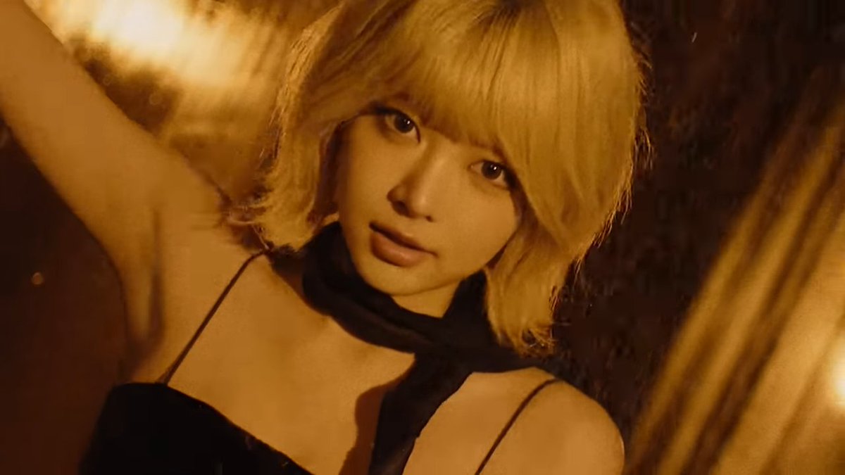 hourly_eunchae's tweet photo. blonde hong eunchae is back https://t.co/gwaoEWXwrw