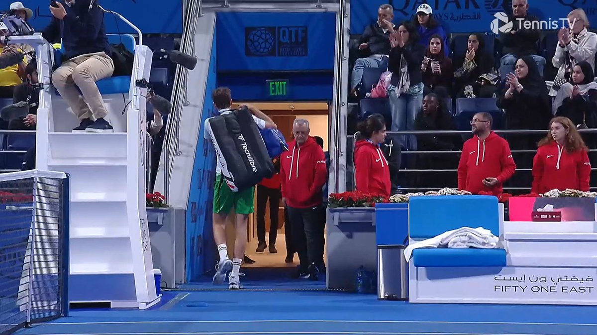 Tennis_World20's tweet photo. 🚨🚨

انسحاب الروسي دانيل ميدفيديف من مباراته امام فيليكس الياسيم بعد نهاية المجموعة الأولى 3-6  لفيليكس بسبب المرض ليتأهل الكندي لنصف نهائي الدوحة حيث سيقابل اندري روبليف. https://t.co/hYBWpLSH0w
