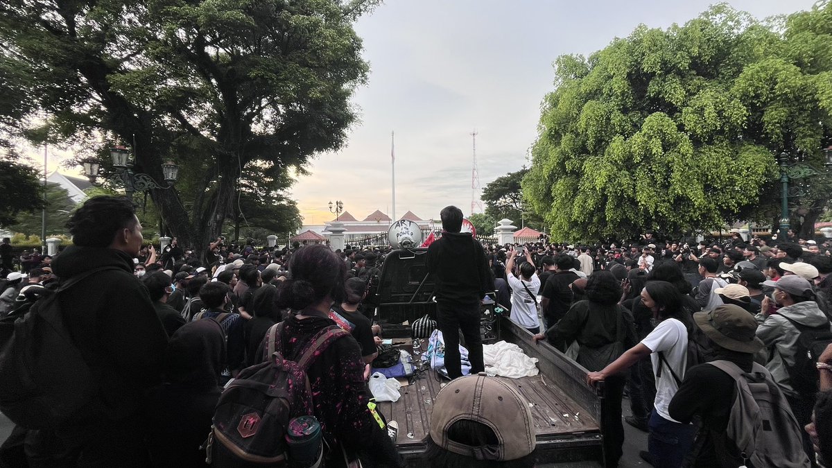 jcwclouds's tweet photo. #IndonesiaGelap in Yogyakarta today https://t.co/s6kWrzQ7kO