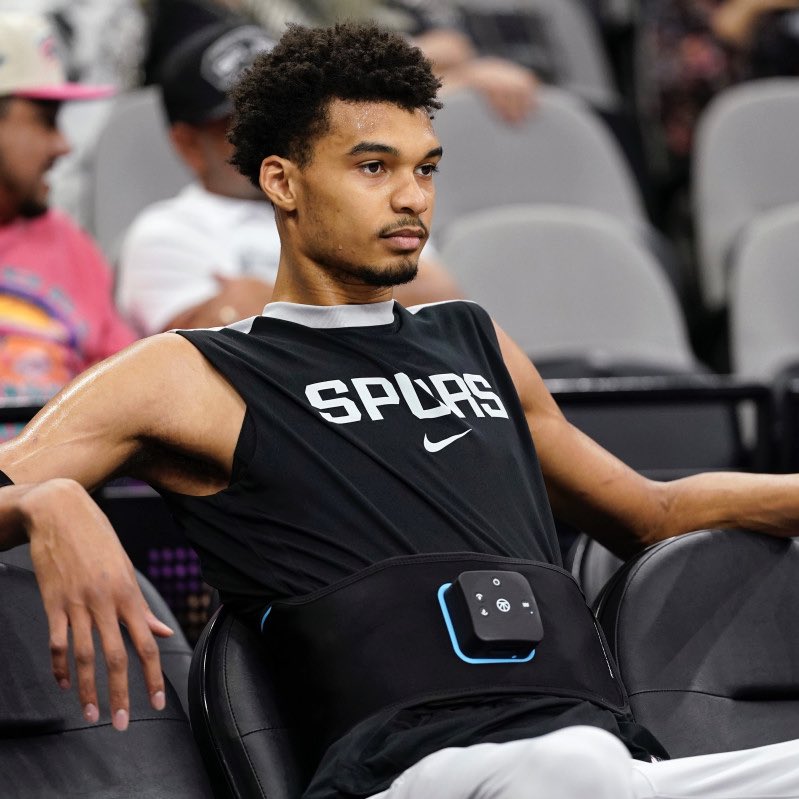 50NuancesDeNBA's tweet photo. Selon @mikefinger, les Spurs seraient optimistes quant au fait que Victor Wembanyama pourra être disponible au début de la saison prochaine.

Le problème de caillot sanguin de Victor ne serait pas du tout aussi sérieux que celui rencontré par Chris Bosh par exemple, et les Spurs n’auraient pas d’inquiétude particulière concernant sa santé à long terme.