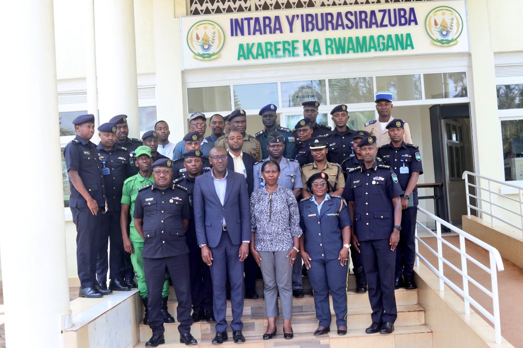 RwandaEast's tweet photo. Aba ba ofisiye bari mu rugendoshuri rufite insanganyamatsiko igira iti: “Umutekano ushingiye ku mibereho y’abaturage: Uburyo bwo gukumira ibyaha.” https://t.co/5NG7743ndF