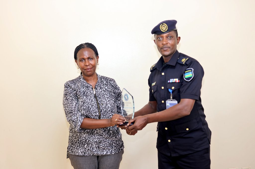 RwandaEast's tweet photo. Aba bashyitsi bagaragarijwe uburyo Intara n'Akarere bikemura ibibazo bibangamiye imibereho myiza n'umudendezo w'abaturage (Human Security Issues), ibikorwa bigamije kurwanya no gukumira ibyaha, banasura basura icyumba nkusanyamakuru cy'Akarere, Agakiriro, ....(1/2) https://t.co/CmXpYGgBfr