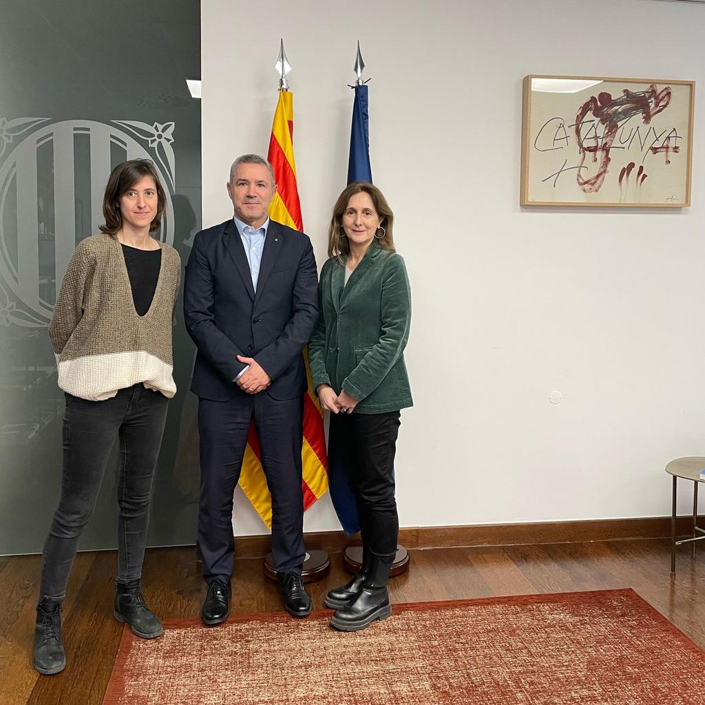 Gov. da Catalunha em Portugal (@catalunha_pt) on Twitter photo 📸 A Fundação <a href="/catalunyaeuropa/">Fundació Catalunya Europa</a> visitou hoje a sede da Delegação do <a href="/govern/">Govern de Catalunya</a> em Portugal
🇪🇺 O Delegado Rui Reis recebeu a Diretora da Fundação <a href="/DolorsCamats/">Dolors Camats</a> e apresentou-lhe os projetos no âmbito da promoção europeia 📸 A Fundação <a href="/catalunyaeuropa/">Fundació Catalunya Europa</a> visitou hoje a sede da Delegação do <a href="/govern/">Govern de Catalunya</a> em Portugal
🇪🇺 O Delegado Rui Reis recebeu a Diretora da Fundação <a href="/DolorsCamats/">Dolors Camats</a> e apresentou-lhe os projetos no âmbito da promoção europeia