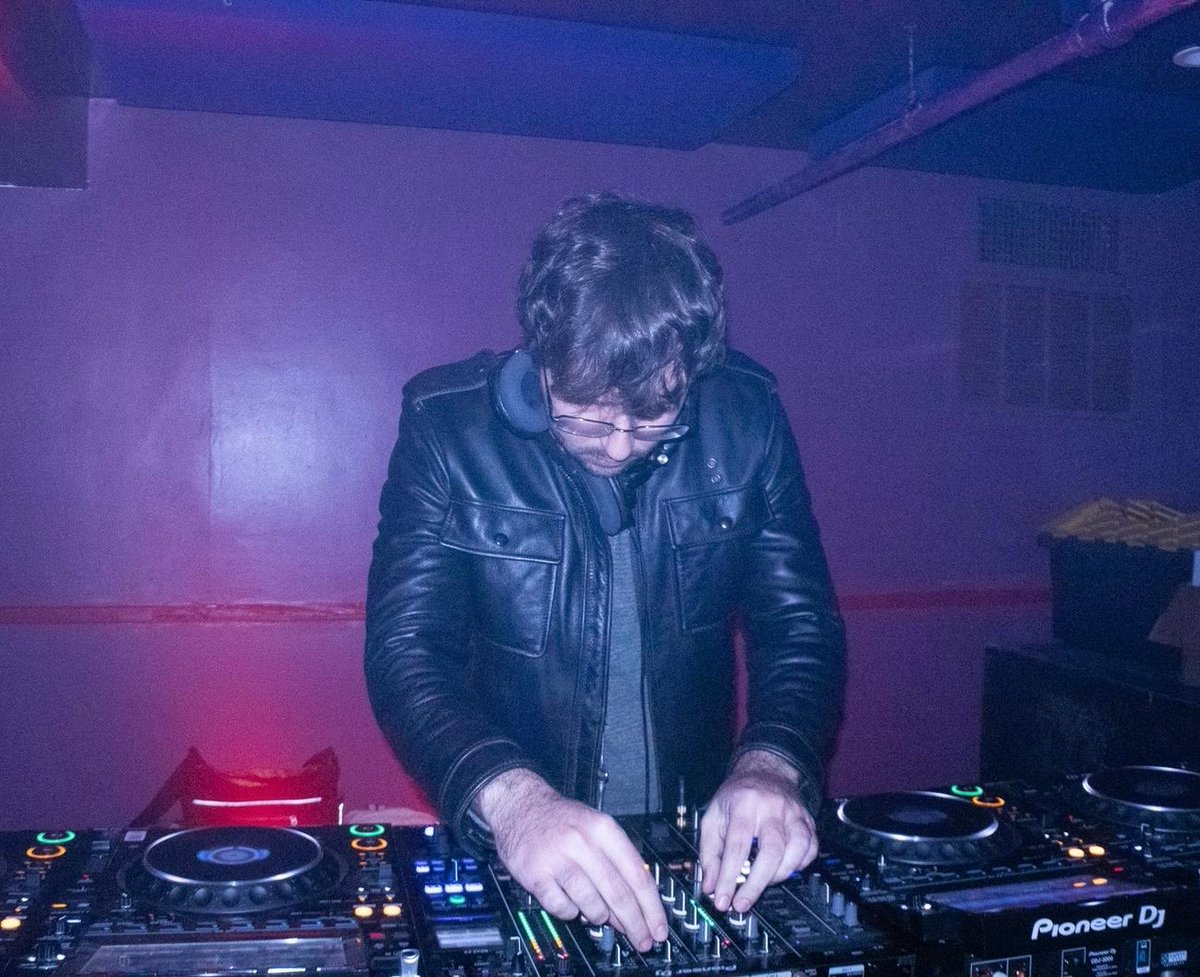 Rare pic of my man <a href="/v0001r/">VOOR</a> playing some <a href="/6v9id/">(void)</a>  and intentionallycold in a manhattan venue 👌👌