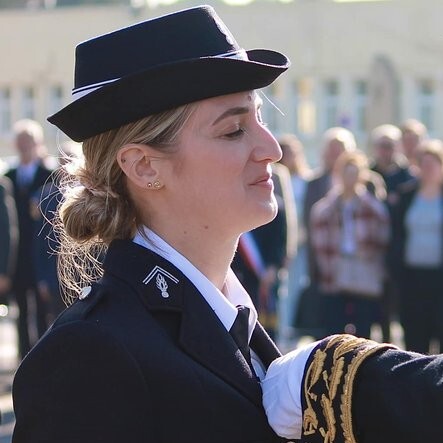 🇫🇷 Le 7 avril 2024, alors qu'elle était en repos, la gendarme Chloé D. est intervenue sur un accident mortel et n'a pas hésité à se jeter dans l'eau glaciale pour secourir les victimes ! Lundi, elle a été décorée pour sa bravoure ! 💪 (Midi Libre)

📸 Gendarmerie de l'Hérault