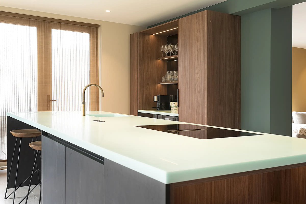 decamacs's tweet photo. Decamacs keukenwerkblad in de transparante kleur pastelgroen met de spoelbak in dezelfde kleur uitgevoerd gecombineerd met een comfortabel zitgedeelte designed by the Kitchenstudio Den Haag Bestel vandaag nog de gratis Decamacs brochure op onze website #decamacs https://t.co/9VyBKP4ZEA