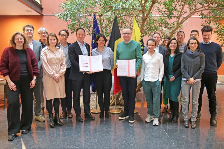 TonPereLaTurlut's tweet photo. Geschenken aan #Marokko onder dekmantel van overheidssteun voor ontwikkeling: Vlaanderen blijft niet achter.
De Vlaamse belastingbetalers doneren via het openbare afvalagentschap #OVAM 5 miljoen euro aan bedrijven in Marokko om daar « groene jobs » te creëren voor vrouwen en « circulair ondernemerschap » te bevorderen.
Wat denken de kiezers van @de_NVA over deze gulle initiatieven ?
https://t.co/3MHfBVKwaj