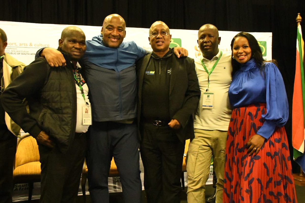 SportArtsCultur's tweet photo. Minister Gayton Mckenzie with the boxing legends as they head back to their commissions at the National Boxing Convention.
#NationalBoxingConvention
#InspiringANationOfWinners
#SASPORTS
#BoxingSA https://t.co/KP0EBb9h7W