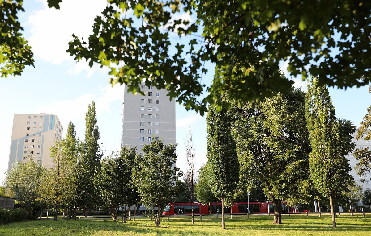 olivierbianchi1's tweet photo. ✅ Dans le cadre du #ContratDeVille, la Ville de @ClermontFd vote le soutien à 141 projets qui bénéficieront aux habitants des quartiers. Un total de 560 000 € en faveur de l'éducation, du cadre de vie, de l'emploi, de la culture, du sport… #CMClermont https://t.co/ZAa8QDDoWI