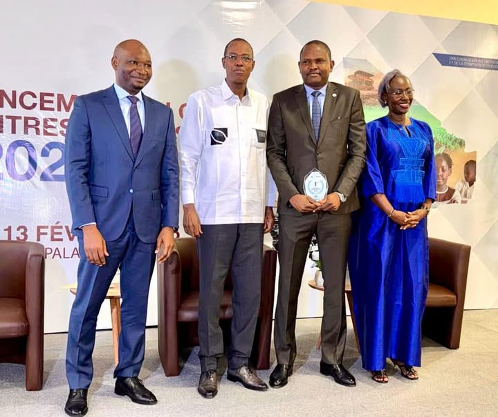 🏆 BDM-SA, 1er INVESTISSEUR DANS LES TITRES PUBLICS AU MALI ! 🇲🇱✨

La BDM-SA a été distinguée par le ministre de l'Économie et des Finances pour son engagement dans le financement du développement économique du Mali. Une reconnaissance qui confirme notre leadership bancaire !