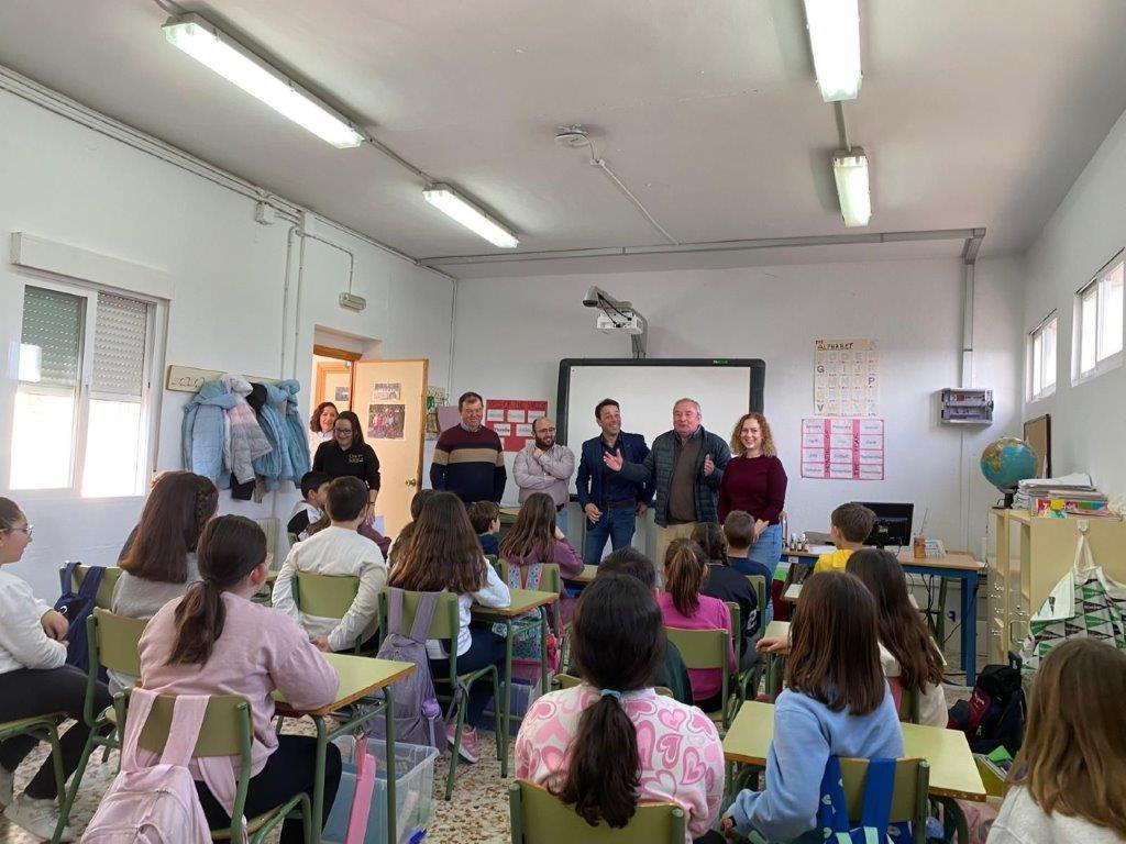 Cooperativas Agro-alimentarias Jaén (@coopsagroja) on Twitter photo Un total de 24 alumnos y alumnas de 3º y 4º de Primaria de CEIP Nuestra Señora de los Remedios de Jimena han conocido el sector agrario y sus cooperativas, gracias a <a href="/CoopsAgroJA/">Cooperativas Agro-alimentarias Jaén</a>, con la colaboración de la <a href="/dipujaen/">Diputación de Jaén</a> y de la <a href="/SCALosRemedios/">SCA Los Remedios</a> Un total de 24 alumnos y alumnas de 3º y 4º de Primaria de CEIP Nuestra Señora de los Remedios de Jimena han conocido el sector agrario y sus cooperativas, gracias a <a href="/CoopsAgroJA/">Cooperativas Agro-alimentarias Jaén</a>, con la colaboración de la <a href="/dipujaen/">Diputación de Jaén</a> y de la <a href="/SCALosRemedios/">SCA Los Remedios</a>