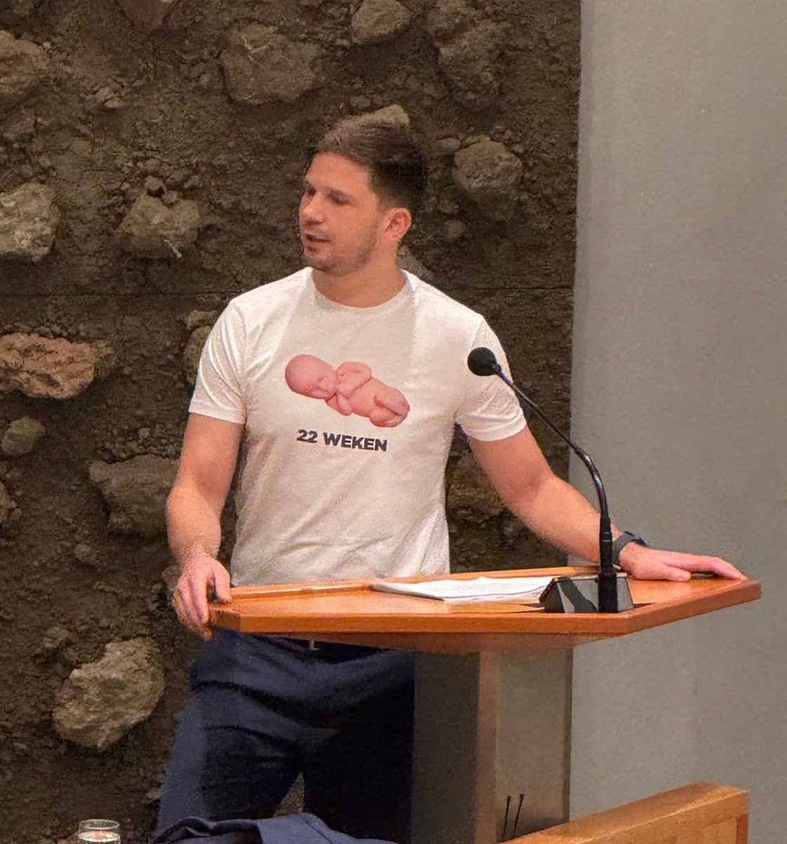 BertvanVondel's tweet photo. Heel goed @GideonvMeijeren. Dit is in Nederland nog steeds #legaal! #abortus #22weken https://t.co/xxOccYAVAW