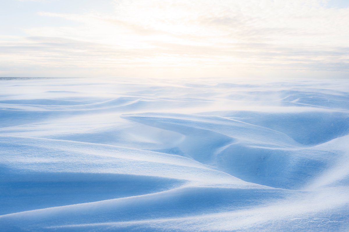 darin_deveauWX's tweet photo. Snowdrifts at the Virginia Beach Oceanfront. 

#vawx https://t.co/zkNYgja6hH
