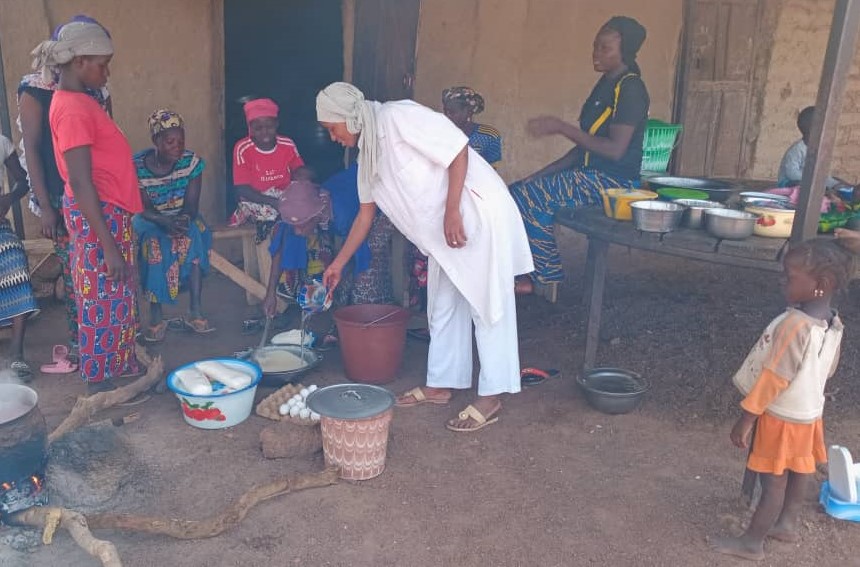 ONGSIRABASCHOOL's tweet photo. #Sante / #Nutrition 
À Siraba School, nous nous engageons à éduquer et sensibiliser les jeunes filles adolescentes sur la gestion de leur cycle menstruel.
Parallèlement, notre programme de nutrition, axé sur les bouillies enrichies à base de produits locaux poursuit son objectif. https://t.co/fdttwH4YxH