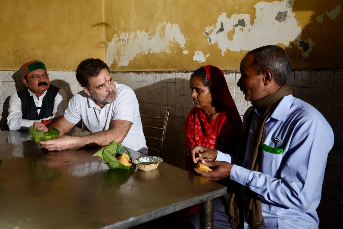 Allavaru's tweet photo. श्री @RahulGandhi ने अपने संसदीय क्षेत्र रायबरेली के ज्वाला स्वीट्स में स्थानीय लोगों से मुलाकात की।

📍 उत्तर प्रदेश https://t.co/GShNPyui2J