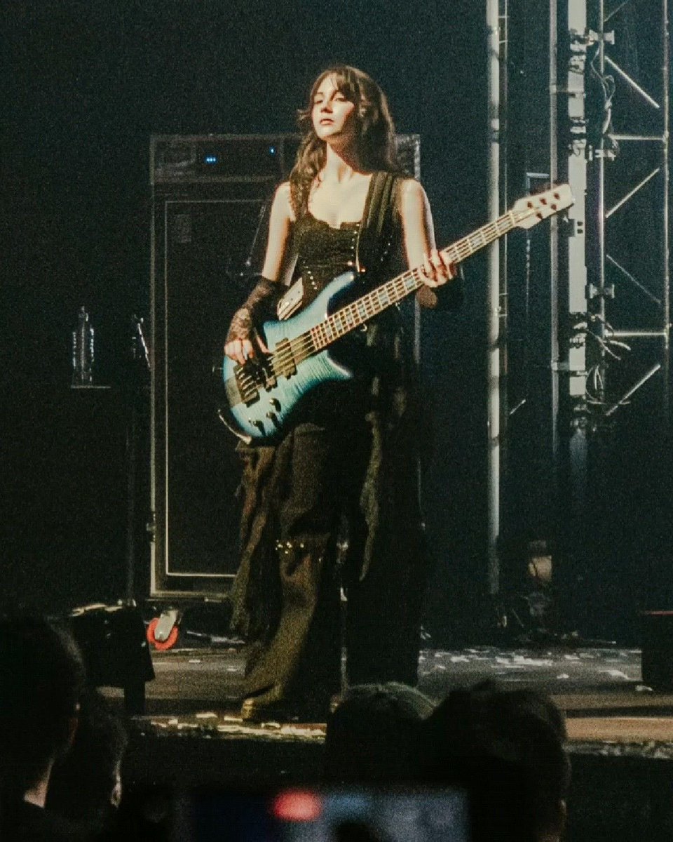 ale daily pics 🎸 (@alevdaily) on Twitter photo 